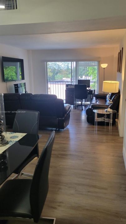 В аренду: $2,200 (2 спален, 2 ванн, 972 Квадратных фут)