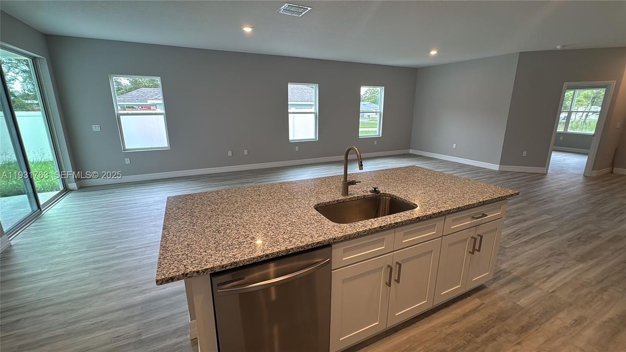 En Venta: $349,000 (4 camas, 3 baños, 1990 Pies cuadrados)