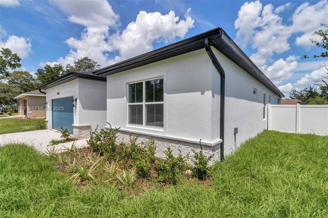 En Venta: $349,000 (4 camas, 3 baños, 1990 Pies cuadrados)