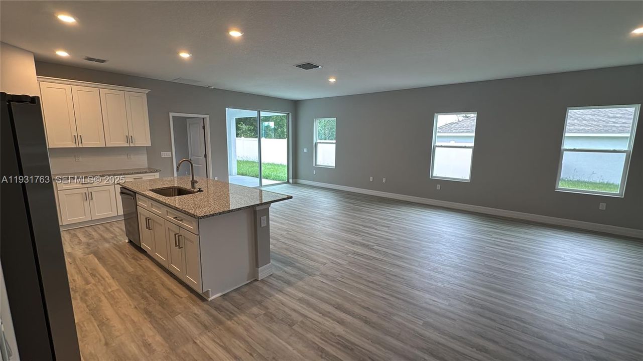 En Venta: $349,000 (4 camas, 3 baños, 1990 Pies cuadrados)