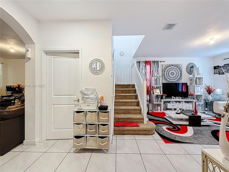 На продажу: $575,000 (4 спален, 2 ванн, 2264 Квадратных фут)