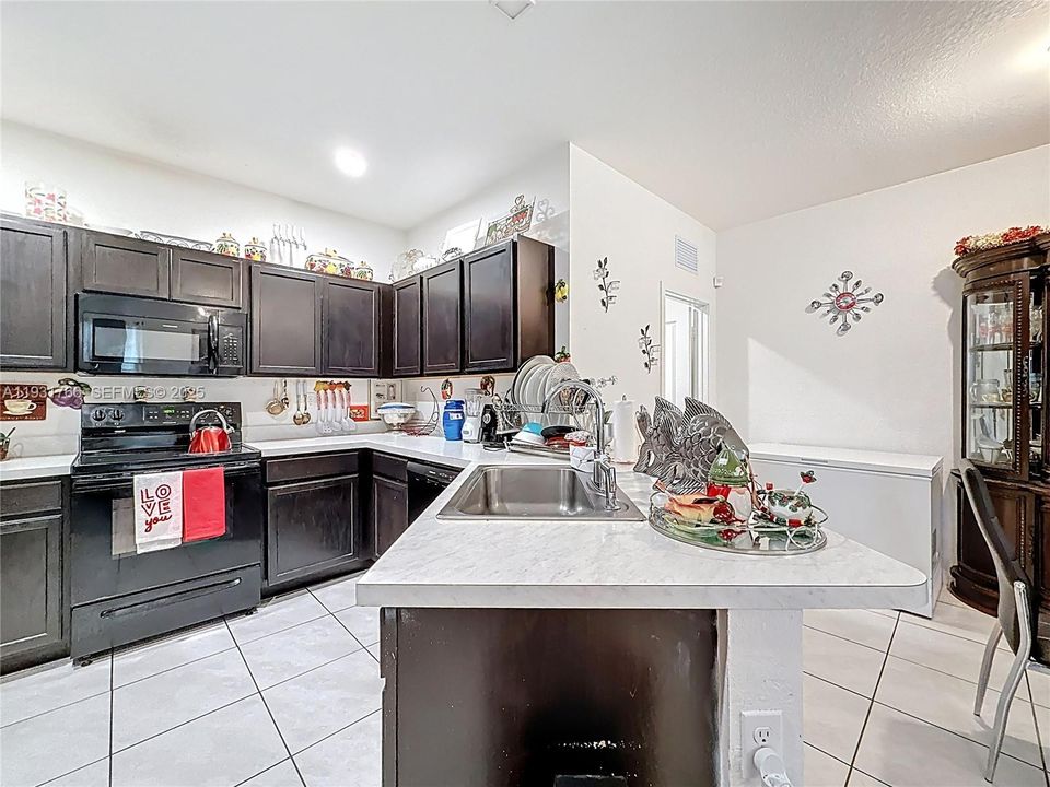 На продажу: $575,000 (4 спален, 2 ванн, 2264 Квадратных фут)