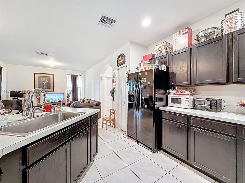 На продажу: $575,000 (4 спален, 2 ванн, 2264 Квадратных фут)