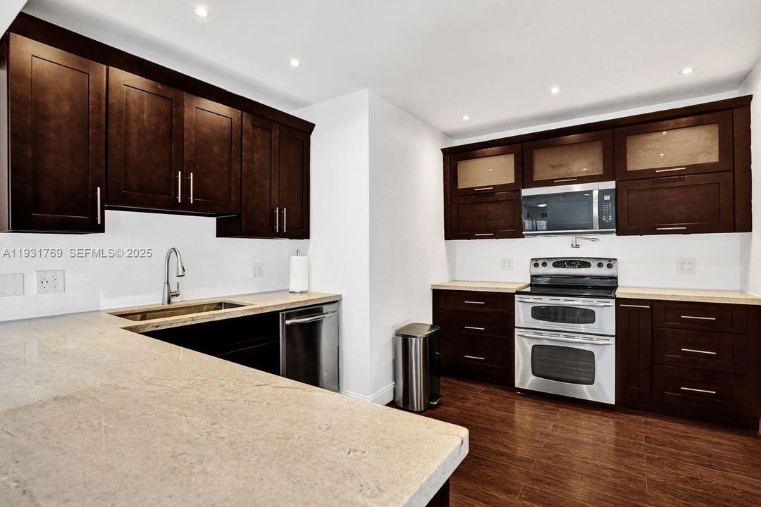 出租: $4,400 (3 贝兹, 2 浴室, 2038 平方英尺)