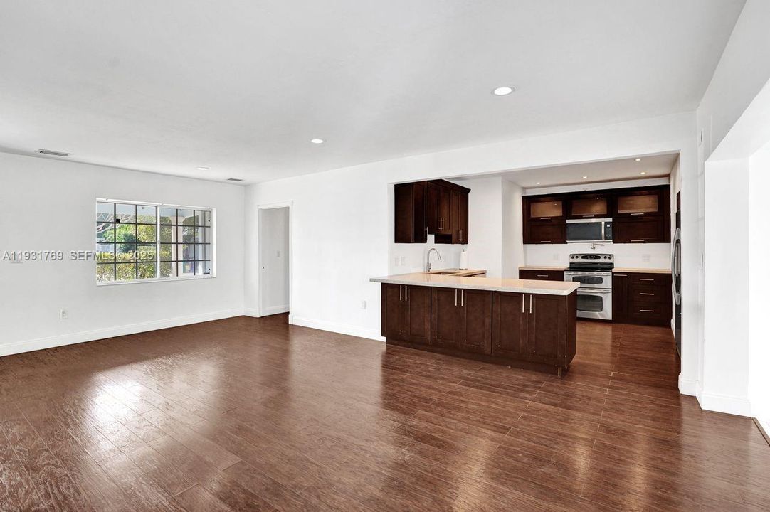 Open dining/living/ktchn