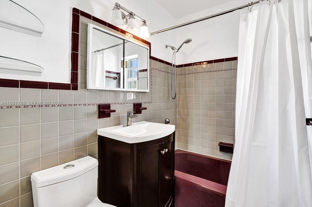 2nd Bathroom with tub/shower.