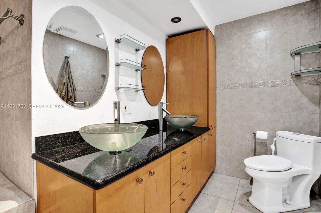 Double sinks in primary bath