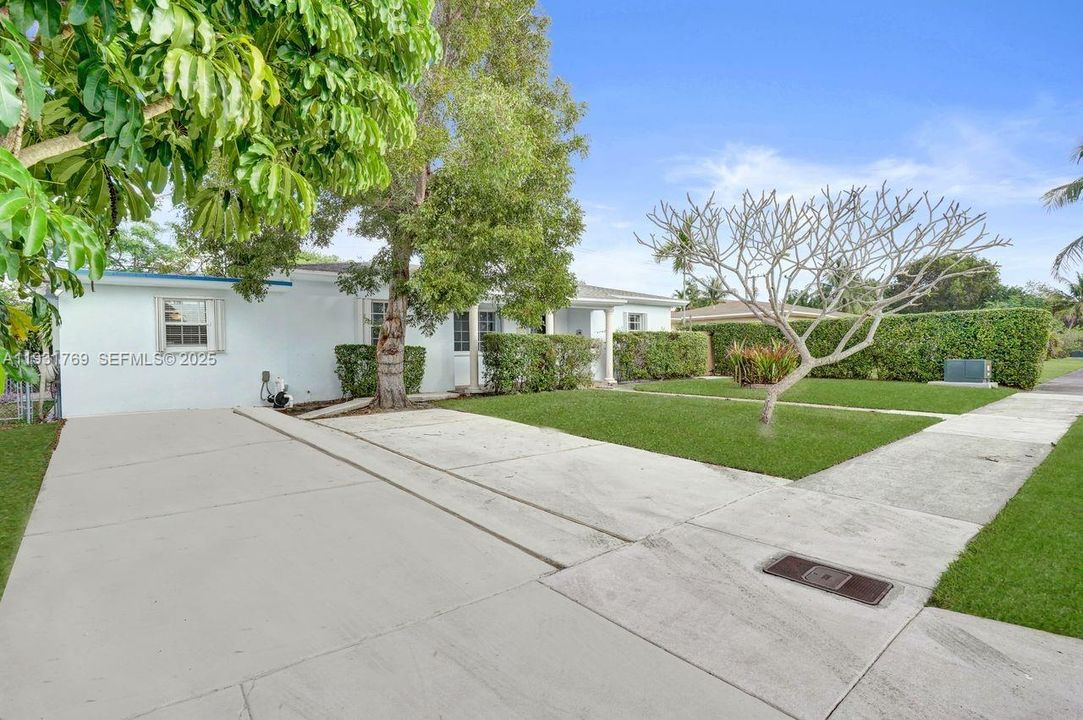 Driveway, room for 2 + cars