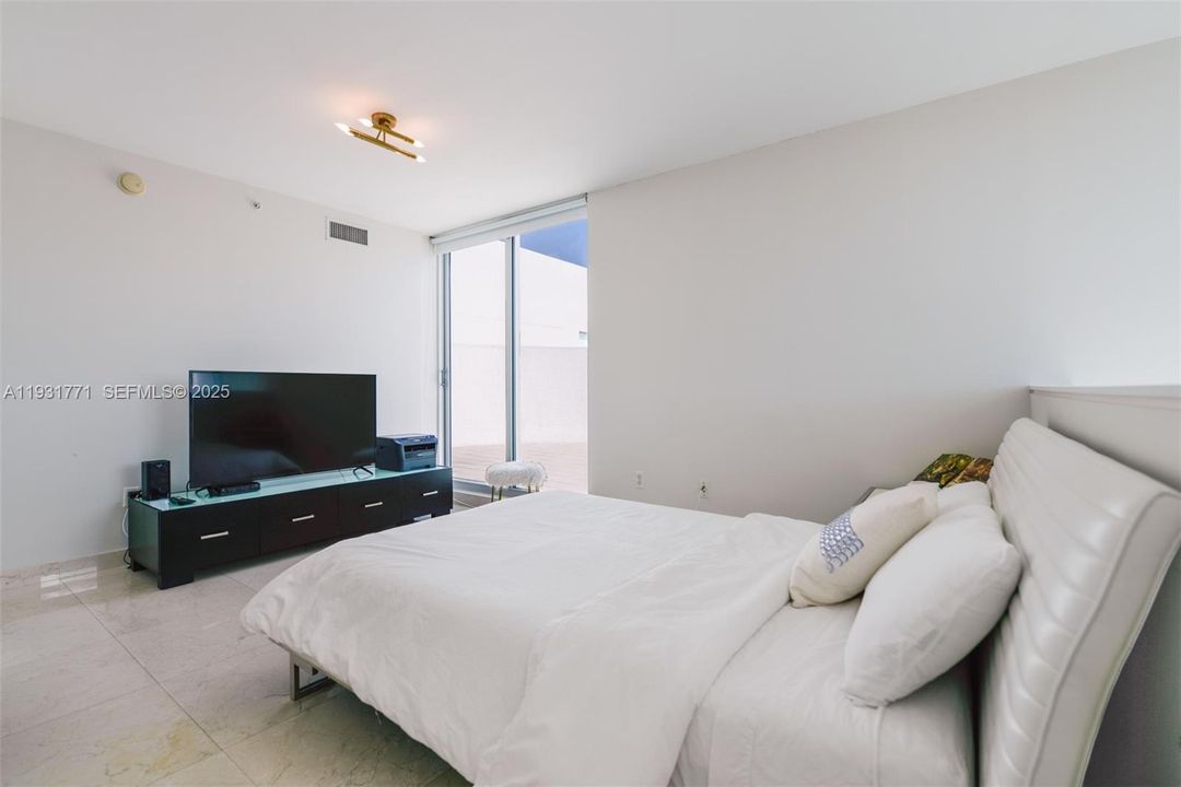 В аренду: $4,000 (2 спален, 2 ванн, 1205 Квадратных фут)