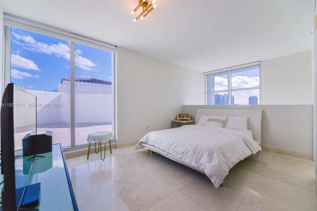 В аренду: $4,000 (2 спален, 2 ванн, 1205 Квадратных фут)