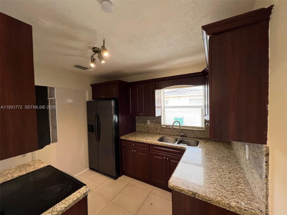 For Rent: $2,800 (3 beds, 1 baths, 1310 Square Feet)