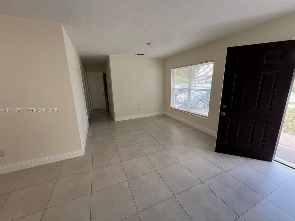 For Rent: $2,800 (3 beds, 1 baths, 1310 Square Feet)