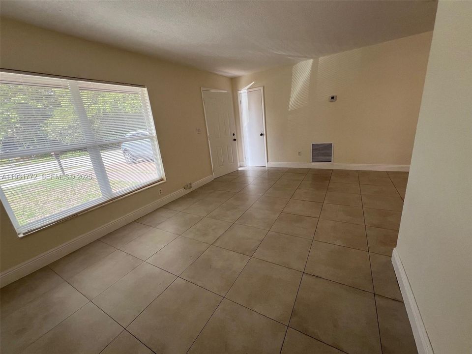 For Rent: $2,800 (3 beds, 1 baths, 1310 Square Feet)