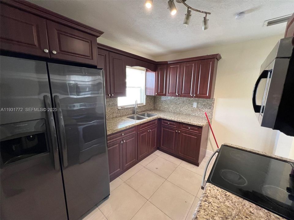 For Rent: $2,800 (3 beds, 1 baths, 1310 Square Feet)