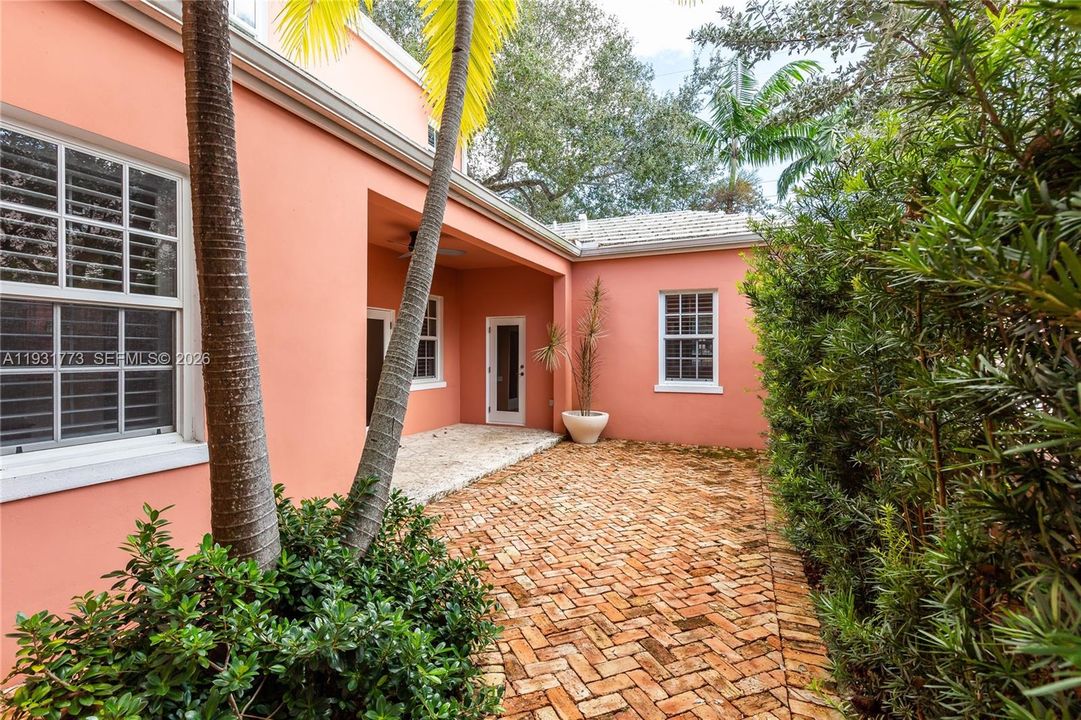 出租: $8,500 (3 贝兹, 2 浴室, 2343 平方英尺)