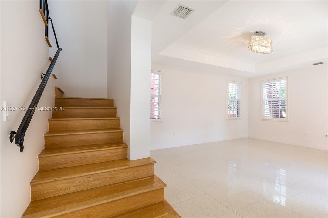 出租: $8,500 (3 贝兹, 2 浴室, 2343 平方英尺)