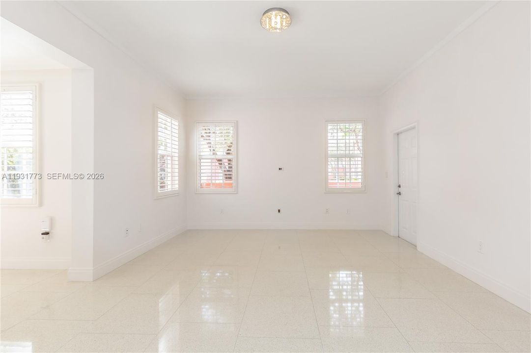 出租: $8,500 (3 贝兹, 2 浴室, 2343 平方英尺)