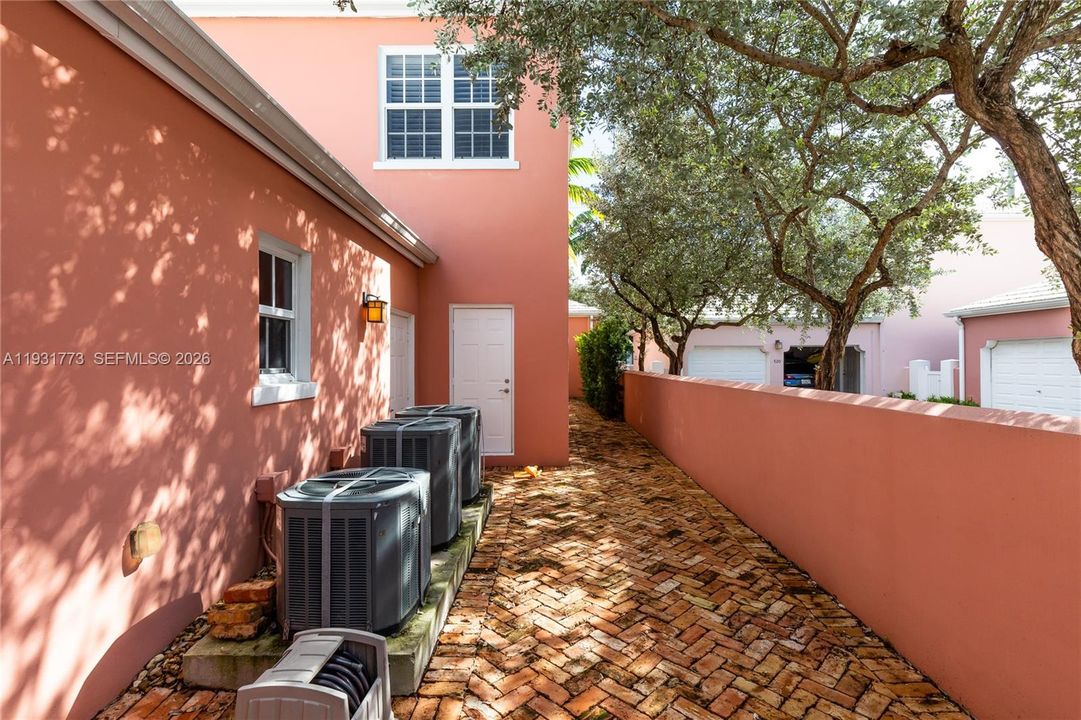 出租: $8,500 (3 贝兹, 2 浴室, 2343 平方英尺)