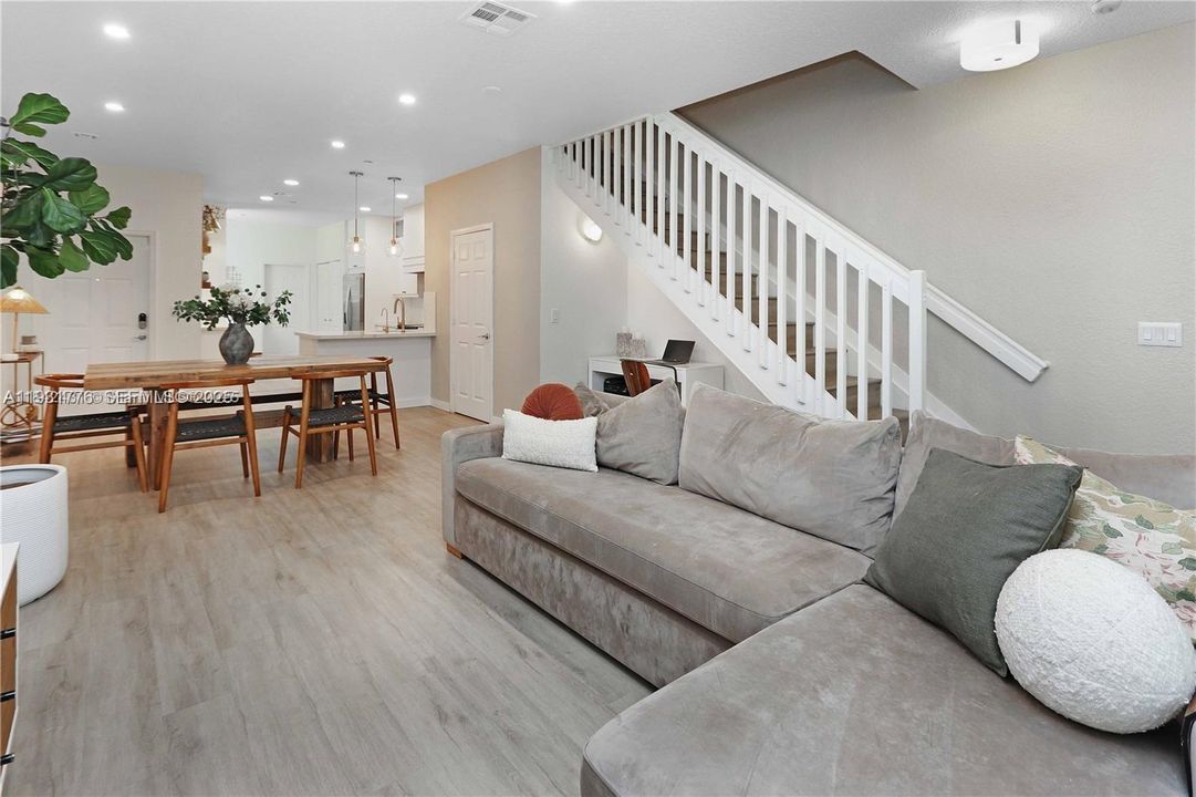 出租: $3,250 (2 贝兹, 2 浴室, 1386 平方英尺)