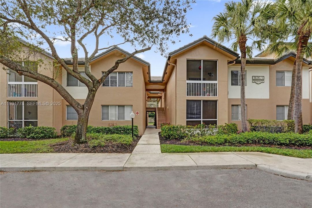 For Rent: $1,800 (1 beds, 1 baths, 700 Square Feet)