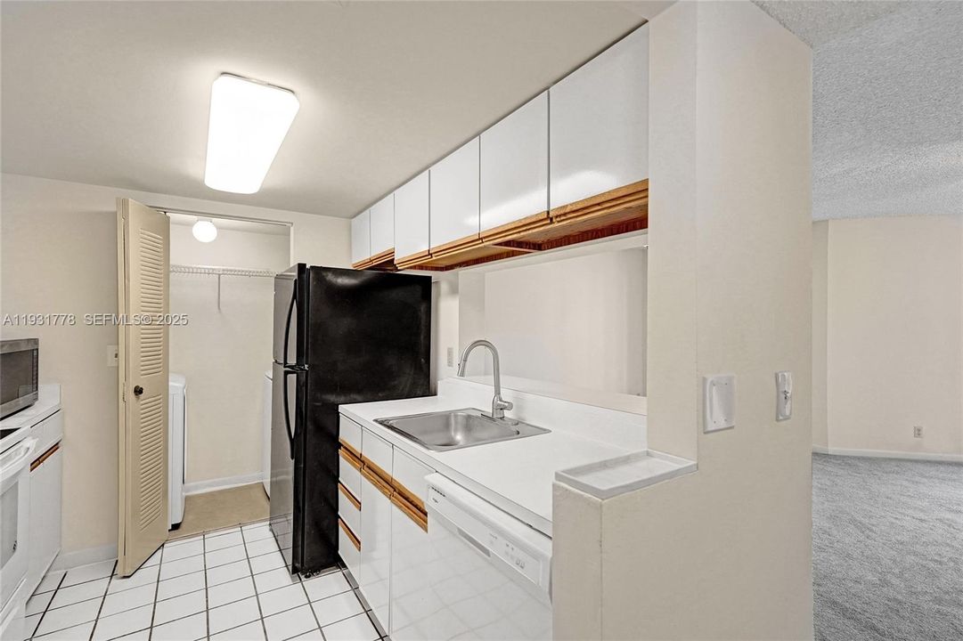 For Rent: $1,800 (1 beds, 1 baths, 700 Square Feet)