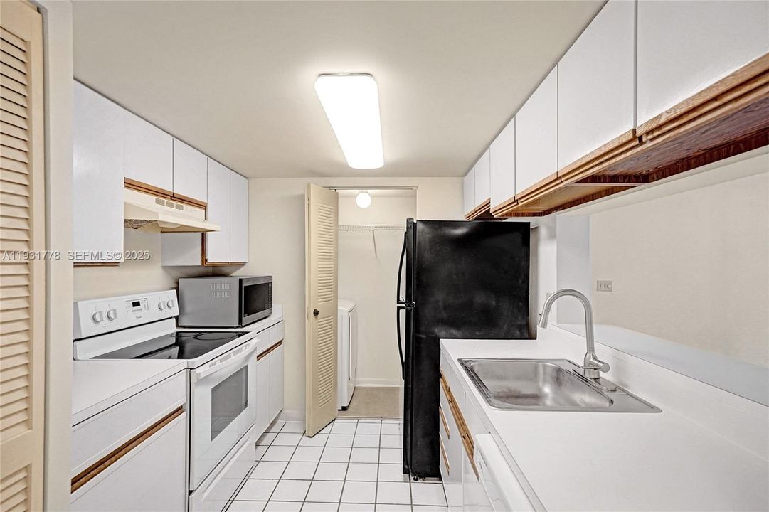 For Rent: $1,800 (1 beds, 1 baths, 700 Square Feet)