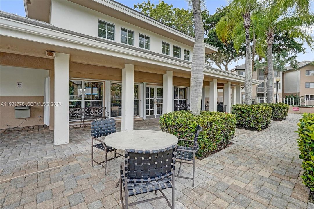 For Rent: $1,800 (1 beds, 1 baths, 700 Square Feet)