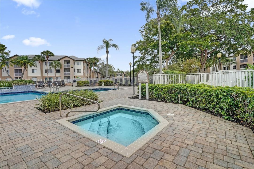 For Rent: $1,800 (1 beds, 1 baths, 700 Square Feet)