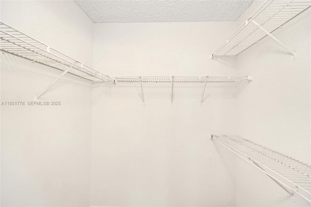 For Rent: $1,800 (1 beds, 1 baths, 700 Square Feet)