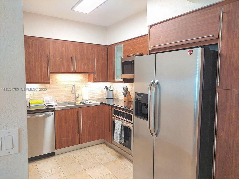 出租: $4,100 (1 贝兹, 1 浴室, 683 平方英尺)