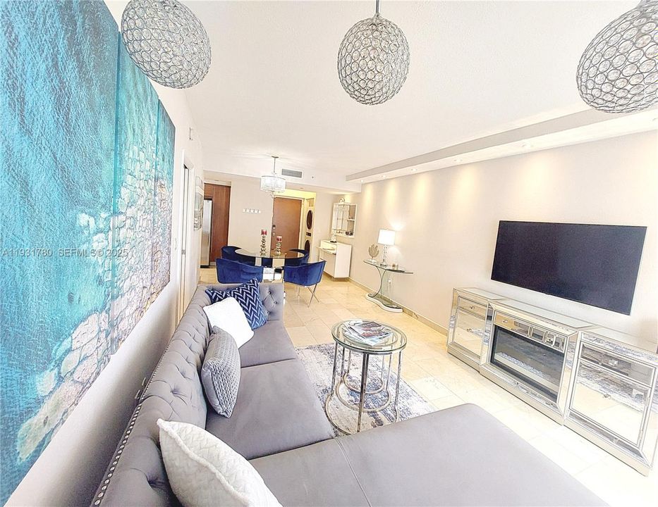 出租: $4,100 (1 贝兹, 1 浴室, 683 平方英尺)