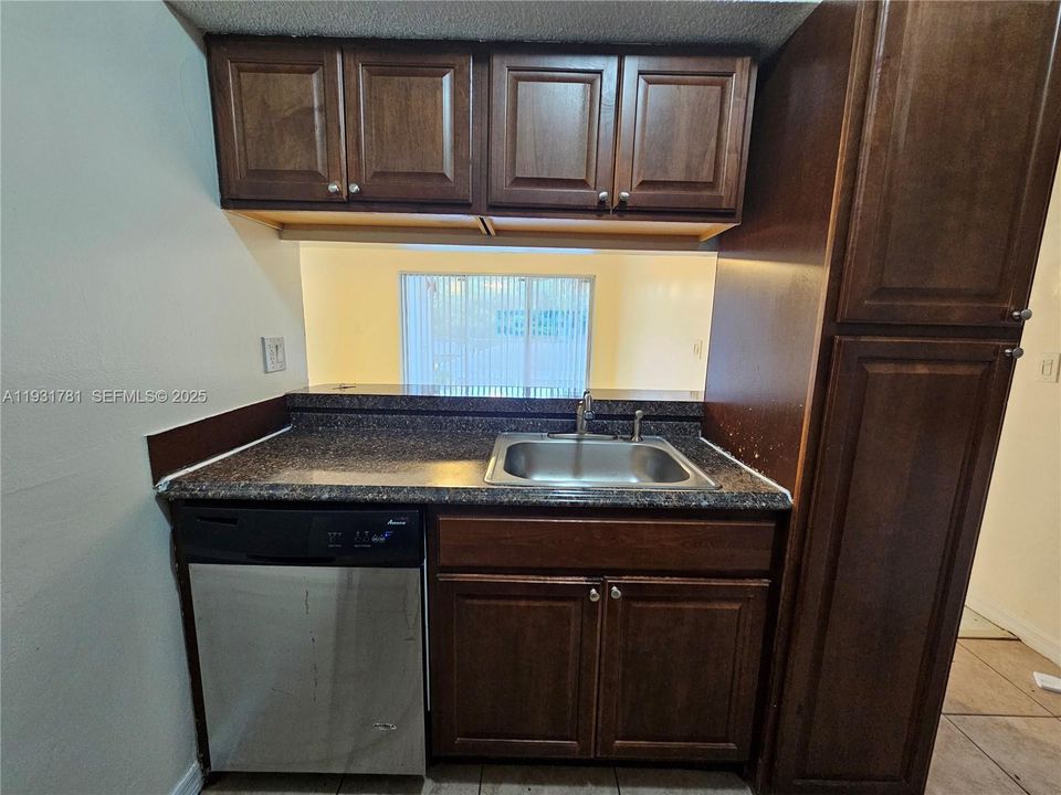 待售: $165,000 (1 贝兹, 1 浴室, 615 平方英尺)