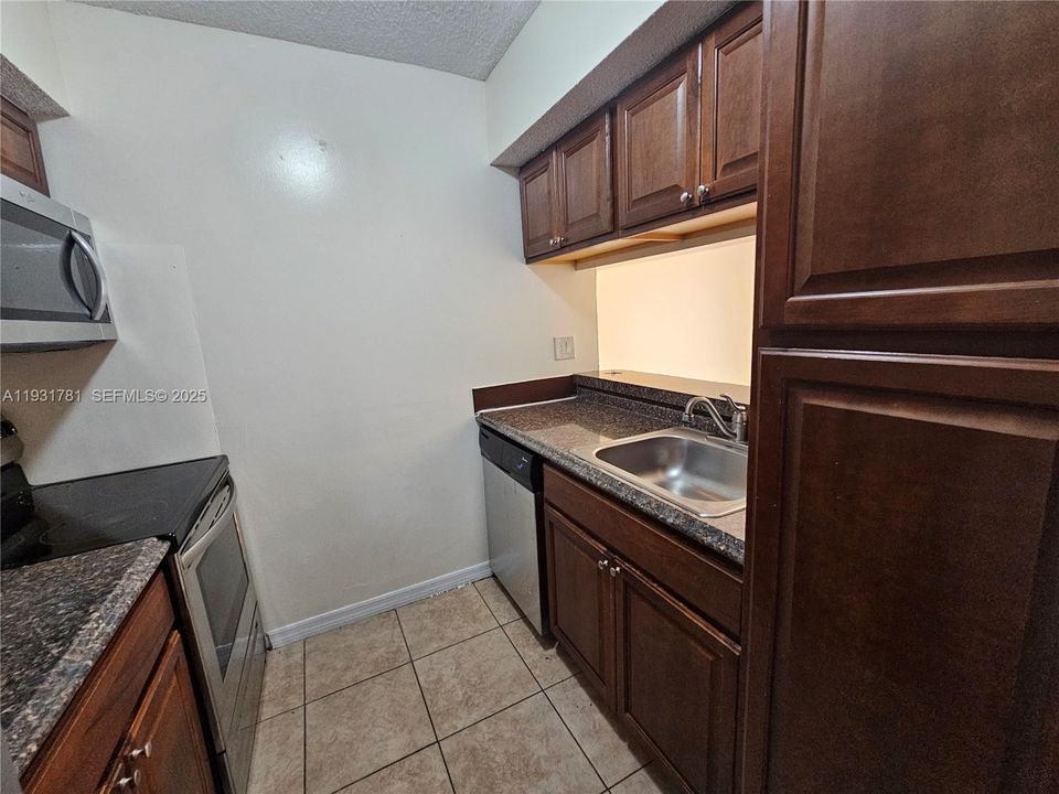 待售: $165,000 (1 贝兹, 1 浴室, 615 平方英尺)