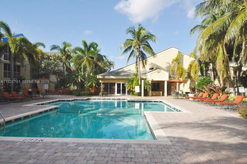 待售: $165,000 (1 贝兹, 1 浴室, 615 平方英尺)