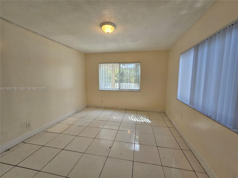 待售: $165,000 (1 贝兹, 1 浴室, 615 平方英尺)