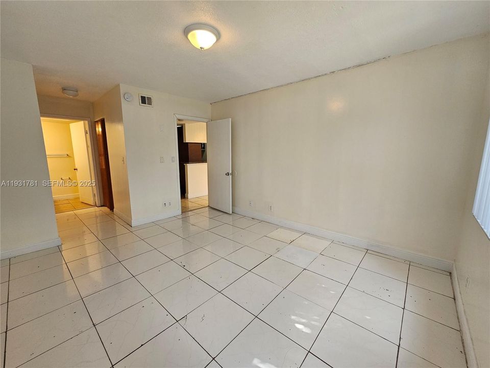 待售: $165,000 (1 贝兹, 1 浴室, 615 平方英尺)