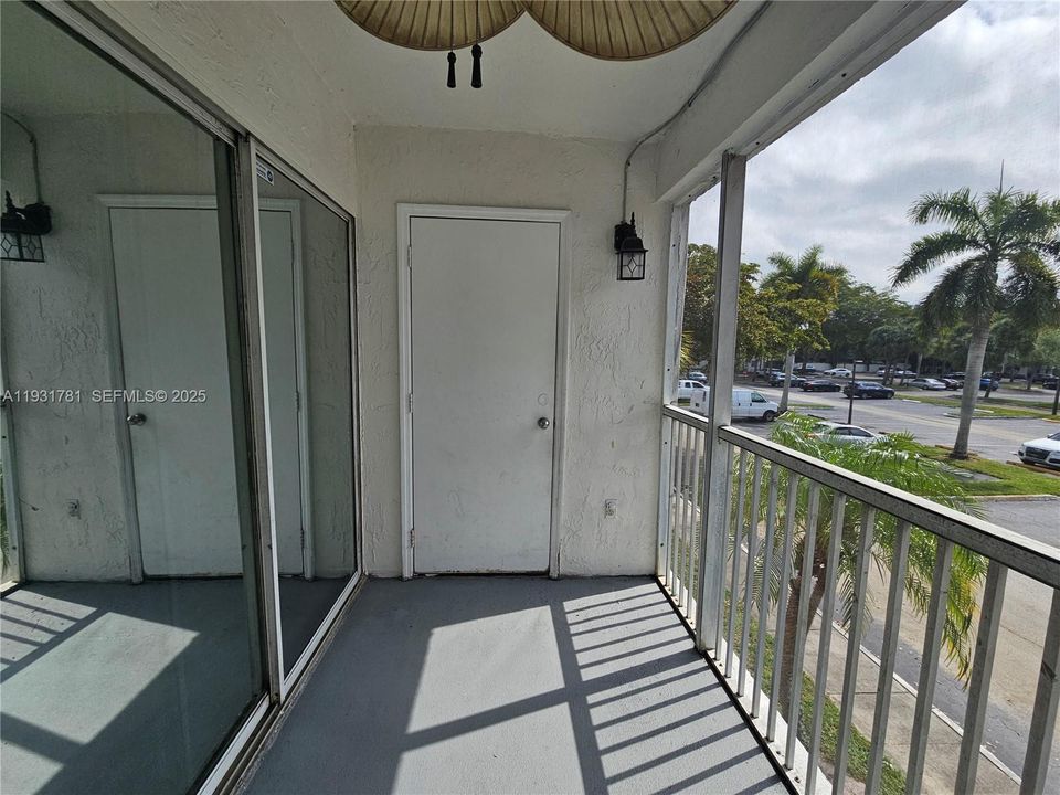 待售: $165,000 (1 贝兹, 1 浴室, 615 平方英尺)