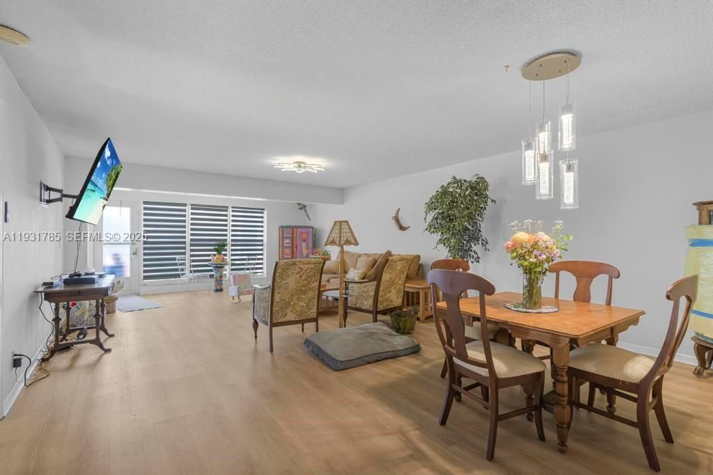 待售: $184,700 (2 贝兹, 2 浴室, 1335 平方英尺)