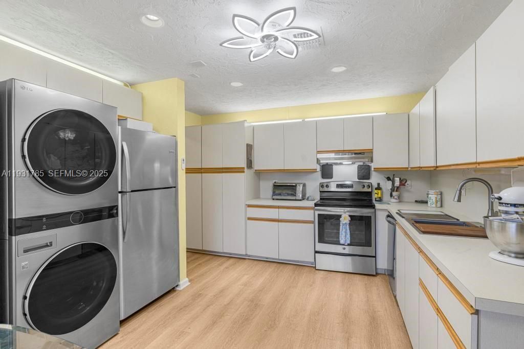 待售: $184,700 (2 贝兹, 2 浴室, 1335 平方英尺)