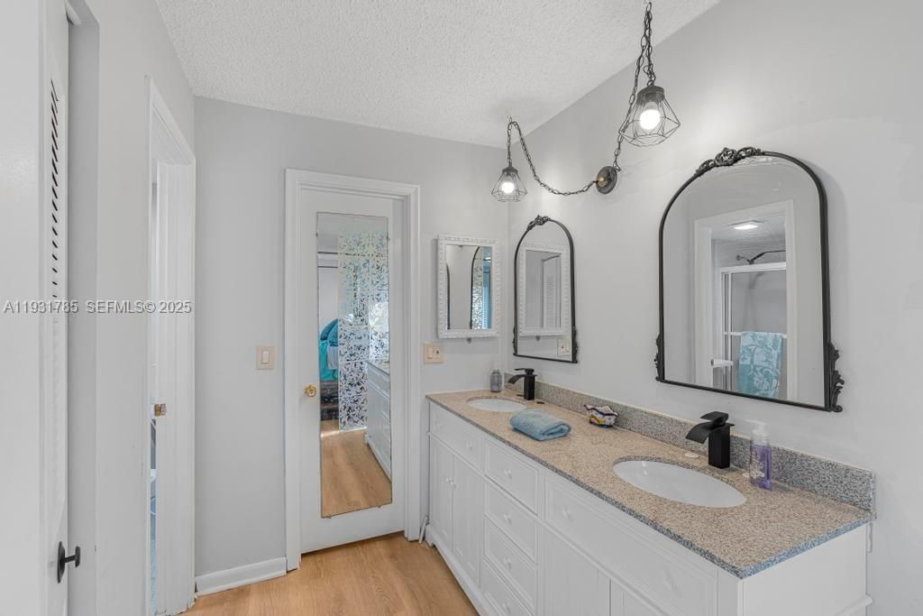 待售: $184,700 (2 贝兹, 2 浴室, 1335 平方英尺)