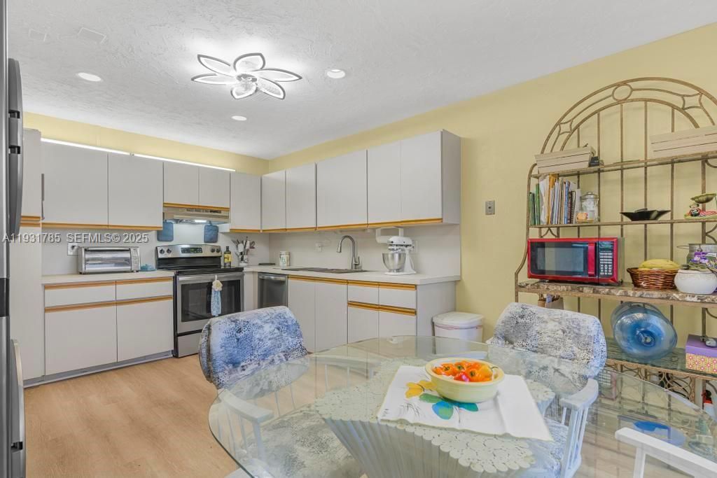 待售: $184,700 (2 贝兹, 2 浴室, 1335 平方英尺)