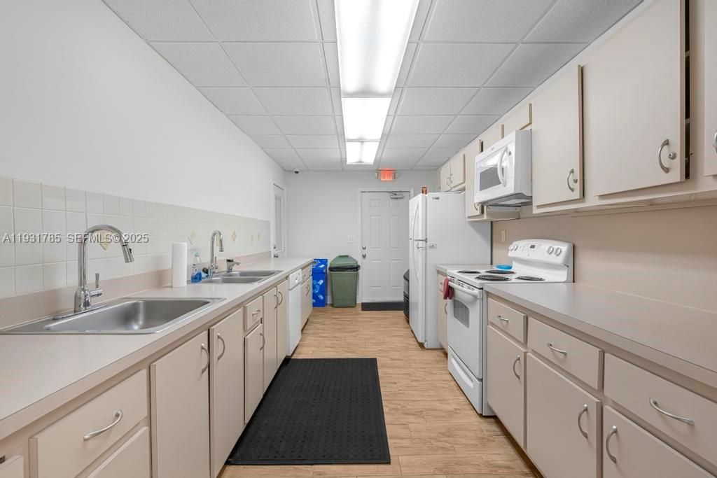 待售: $184,700 (2 贝兹, 2 浴室, 1335 平方英尺)