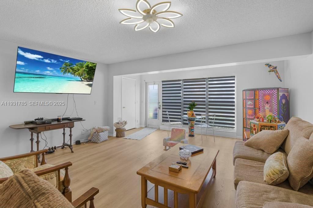 待售: $184,700 (2 贝兹, 2 浴室, 1335 平方英尺)