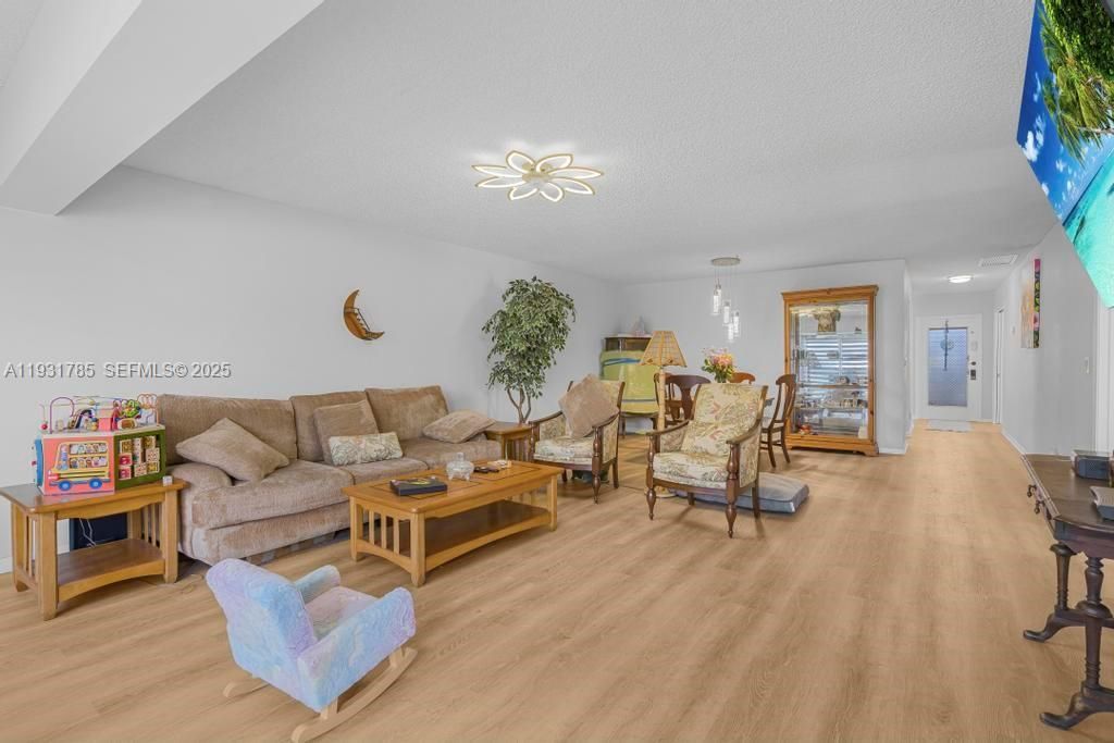 待售: $184,700 (2 贝兹, 2 浴室, 1335 平方英尺)