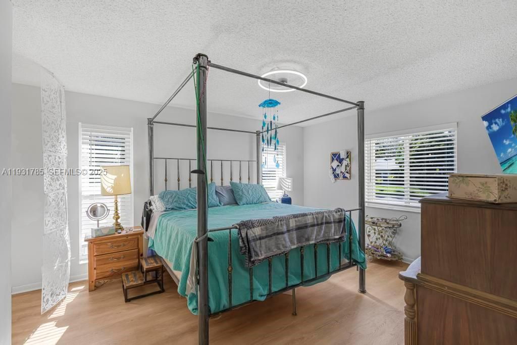 待售: $184,700 (2 贝兹, 2 浴室, 1335 平方英尺)