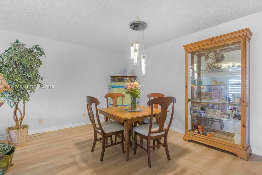 待售: $184,700 (2 贝兹, 2 浴室, 1335 平方英尺)