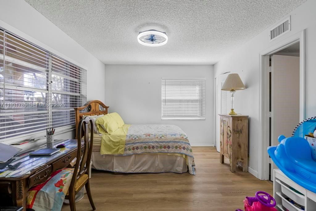 待售: $184,700 (2 贝兹, 2 浴室, 1335 平方英尺)