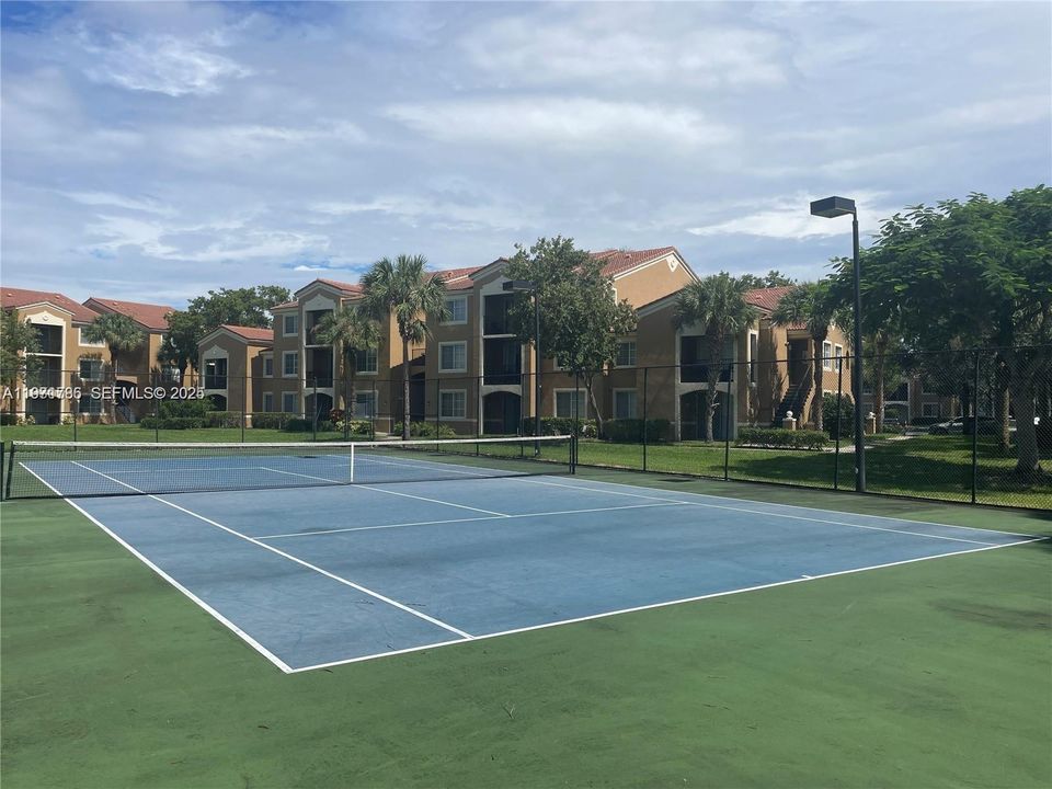 For Rent: $1,800 (1 beds, 1 baths, 691 Square Feet)