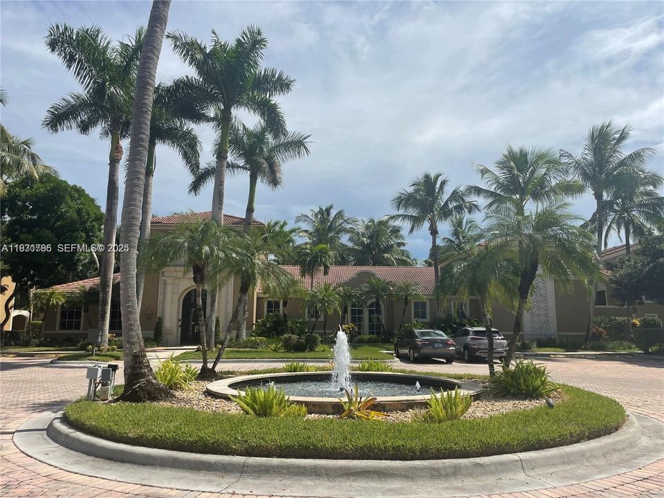 For Rent: $1,800 (1 beds, 1 baths, 691 Square Feet)