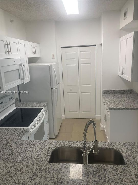 For Rent: $1,800 (1 beds, 1 baths, 691 Square Feet)